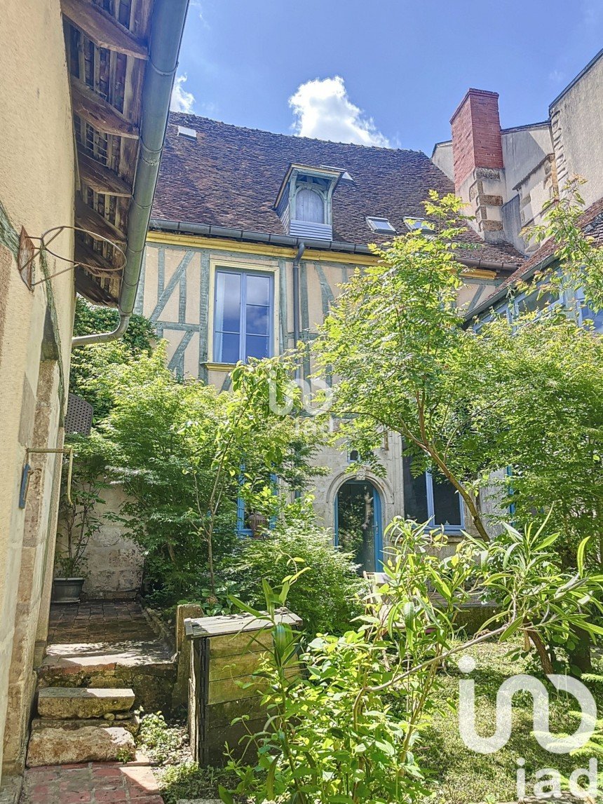 House 10 rooms of 260 m² in Bourges (18000)