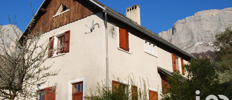 Maison traditionnelle 7 pièces de 182 m² à Château-Bernard (38650)