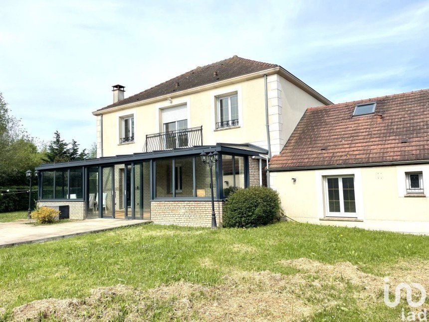 House 7 rooms of 175 m² in Le Coudray-Montceaux (91830)