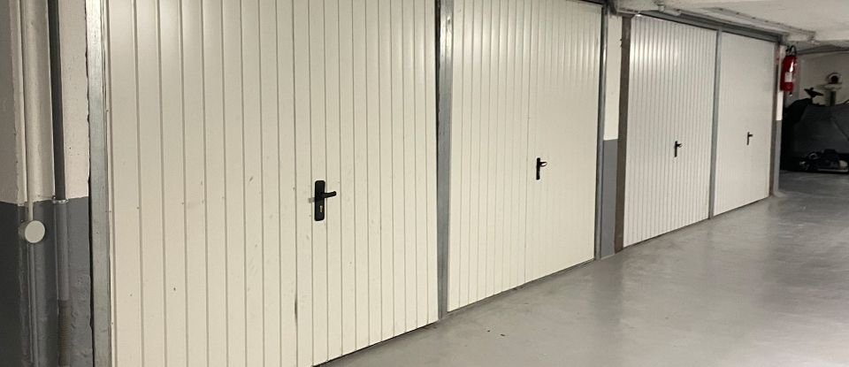 Parking/garage/box de 150 m² à Paris (75019)