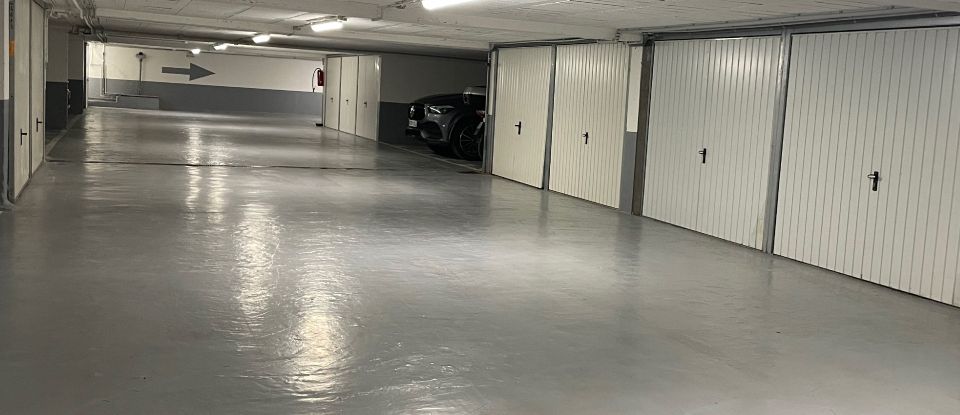 Parking/garage/box de 150 m² à Paris (75019)