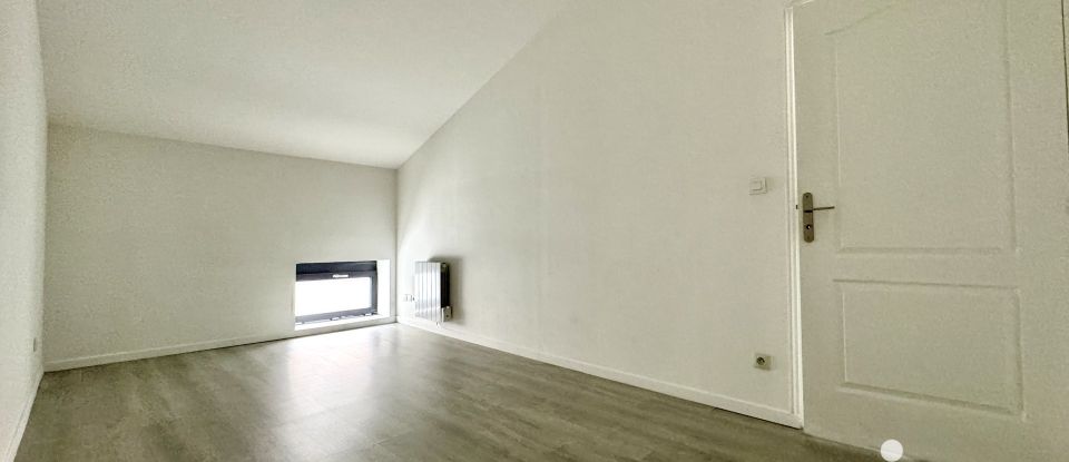 Loft 4 rooms of 91 m² in Halluin (59250)