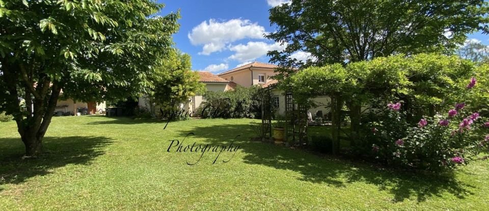 House 7 rooms of 294 m² in Valdivienne (86300)