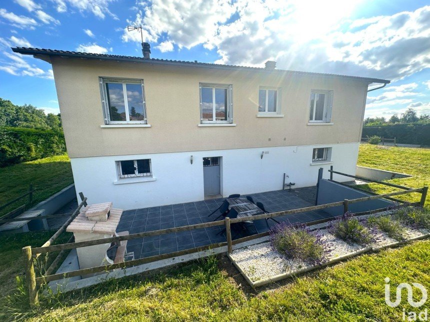 Maison 6 pièces de 129 m² à Exireuil (79400)