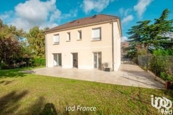 House 7 rooms of 160 m² in Maurepas (78310)