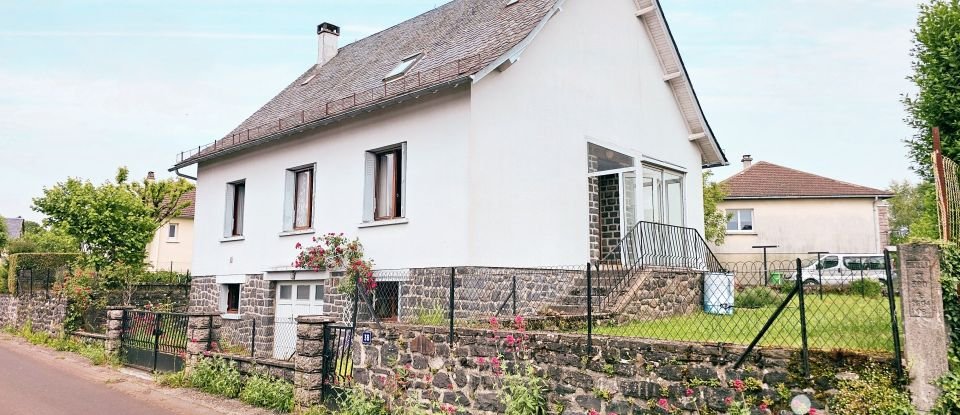 Maison traditionnelle 7 pièces de 129 m² à Mauriac (15200)