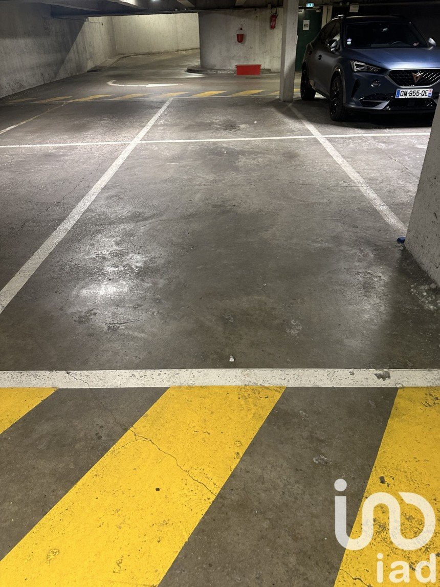 Parking of 12 m² in Chevilly-Larue (94550)