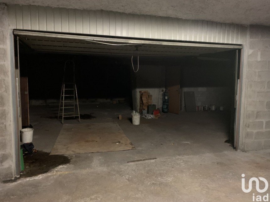 Parking/garage/box de 120 m² à Villejuif (94800)