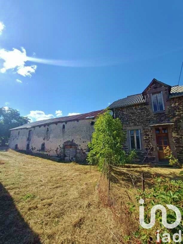 Maison de campagne 2 pièces de 105 m² à Alleuze (15100)