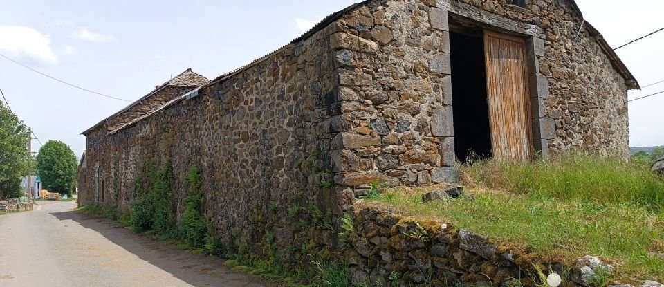 Maison de campagne 2 pièces de 105 m² à Alleuze (15100)