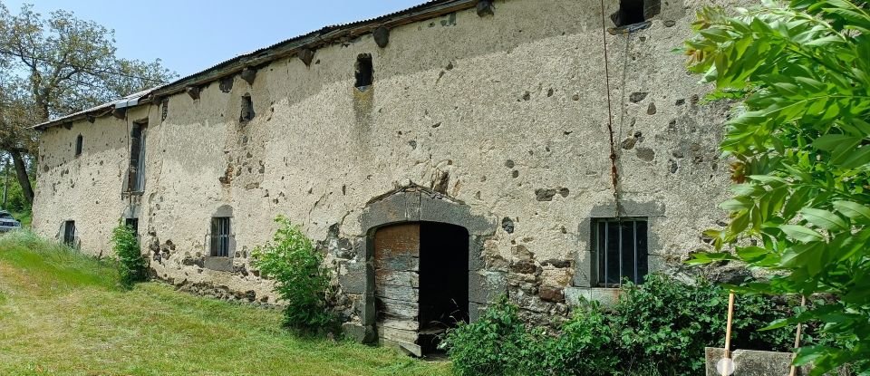 Maison de campagne 2 pièces de 105 m² à Alleuze (15100)