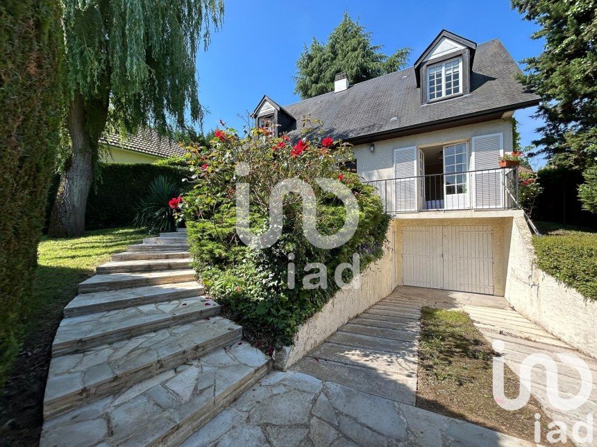 Traditional house 5 rooms of 131 m² in Chambourcy (78240)