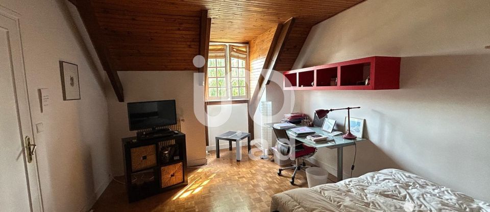 Traditional house 5 rooms of 131 m² in Chambourcy (78240)