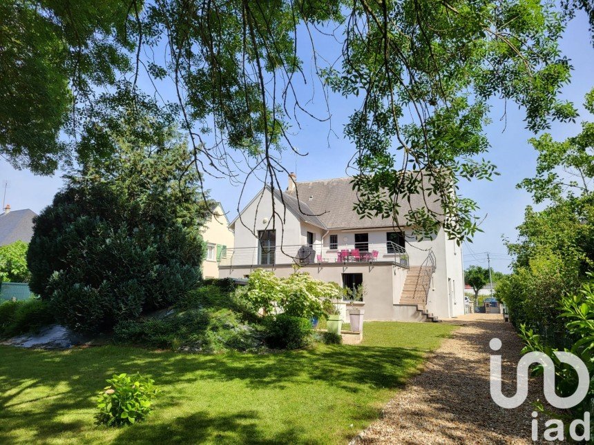 Maison traditionnelle 9 pièces de 248 m² à La Chartre-sur-le-Loir (72340)