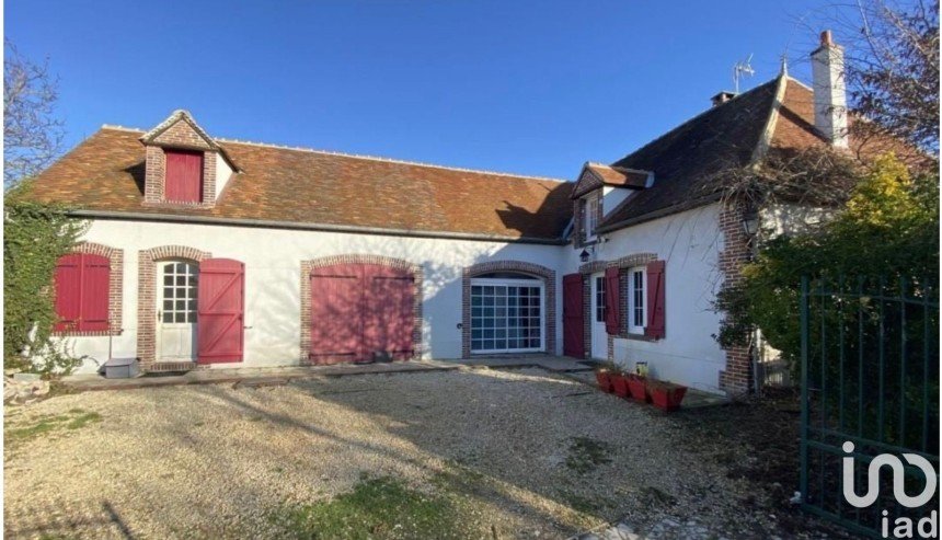 House 9 rooms of 205 m² in Courtenay (45320)