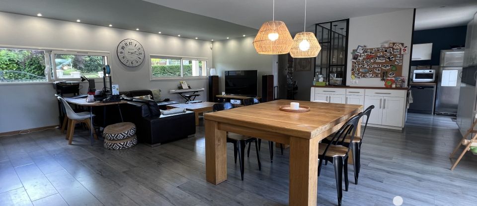 Maison 5 pièces de 137 m² à Sallebœuf (33370)