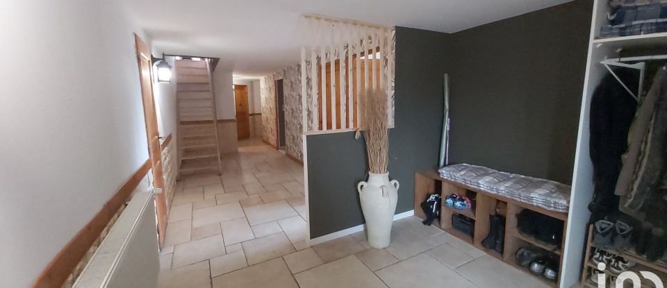 Maison 8 pièces de 400 m² à Saint-Martin-la-Plaine (42800)