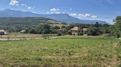 Land of 690 m² in Jarrie (38560)