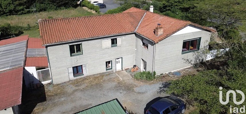 Vente Maison 255m² 5 Pièces à Saint-Pardoux (63440) - Iad France