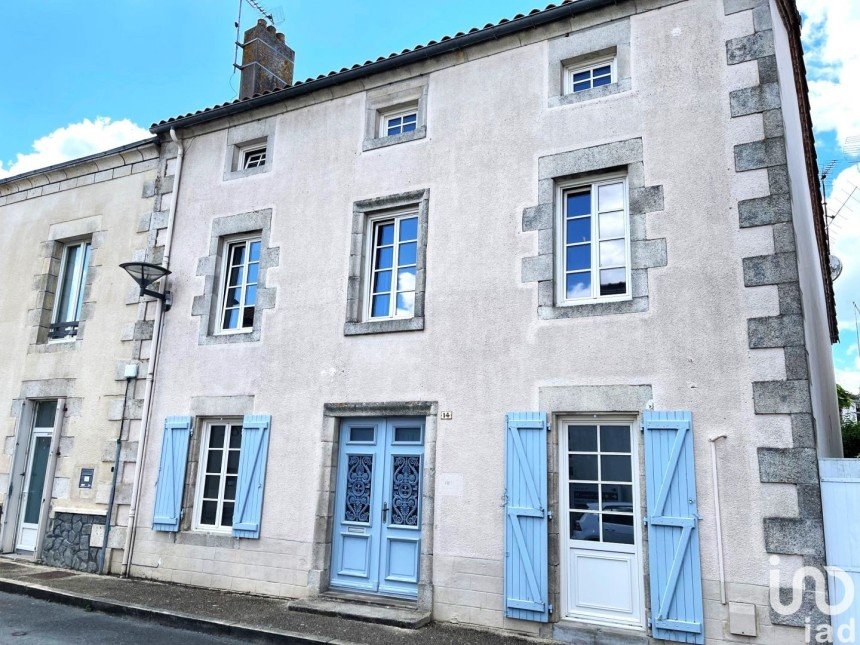 House 8 rooms of 197 m² in Sèvremont (85700)