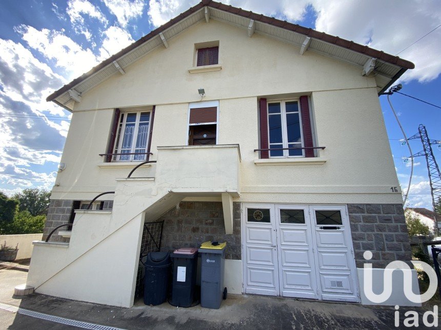 Traditional house 5 rooms of 104 m² in Désertines (03630)