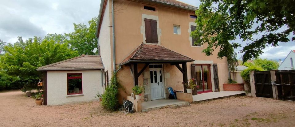 Traditional house 9 rooms of 240 m² in Vendat (03110)