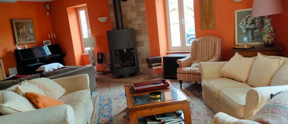 Traditional house 9 rooms of 240 m² in Vendat (03110)