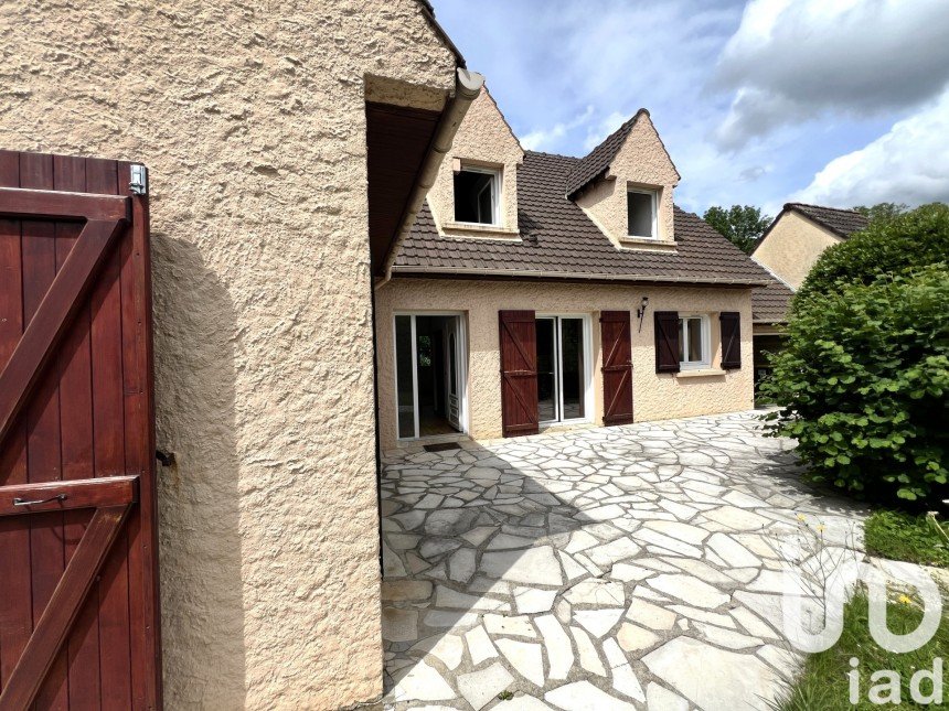 Maison traditionnelle 7 pièces de 179 m² à Ozoir-la-Ferrière (77330)