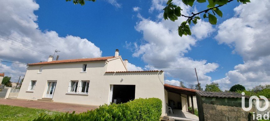 Traditional house 5 rooms of 127 m² in Pouillé (85570)