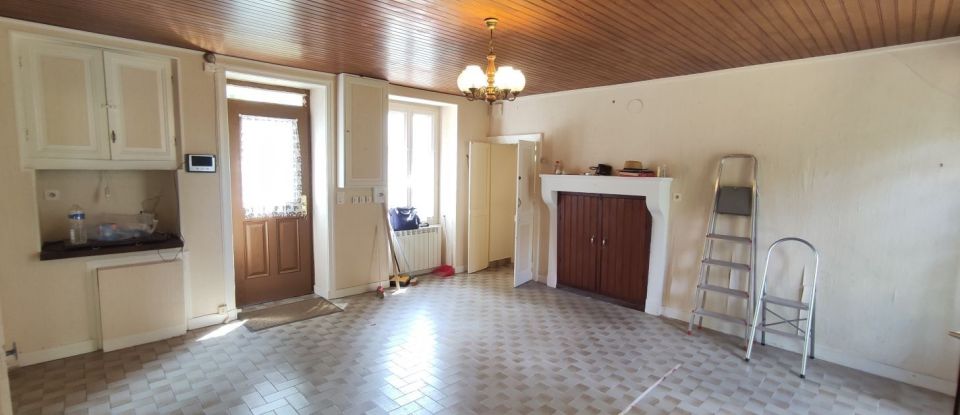 House 6 rooms of 117 m² in Lussac-les-Châteaux (86320)