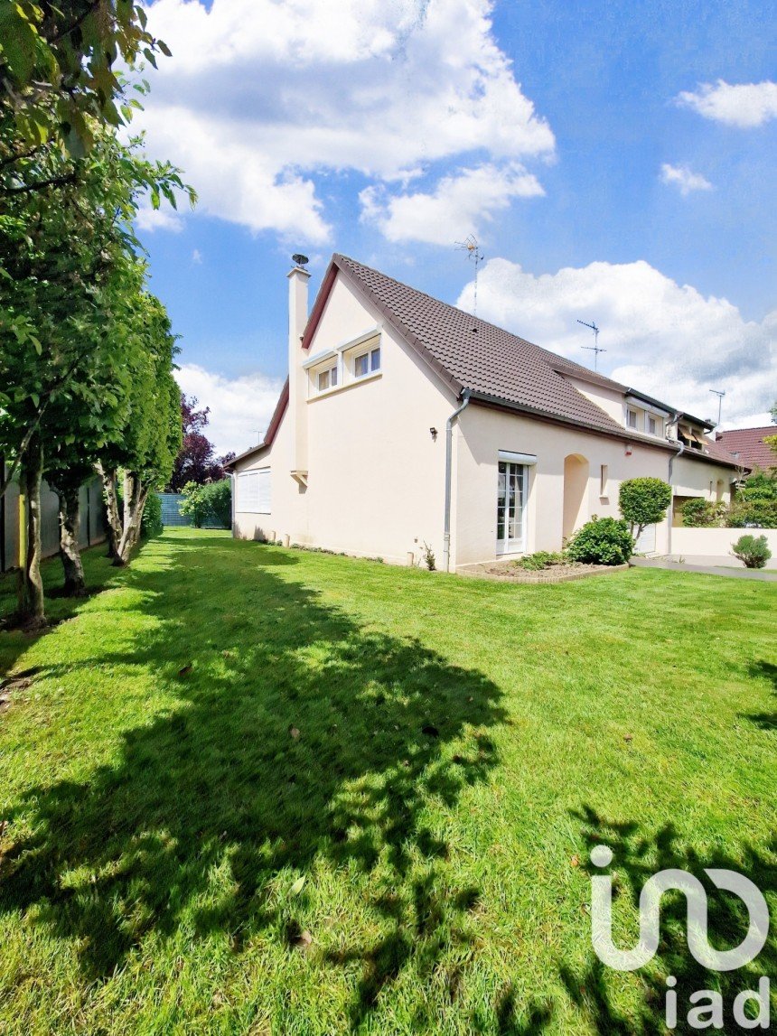 House 5 rooms of 131 m² in Moussy-le-Neuf (77230)