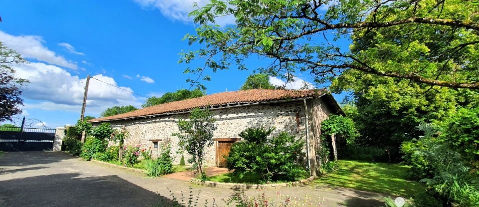 Longère 5 pièces de 200 m² à Mouzon (16310)