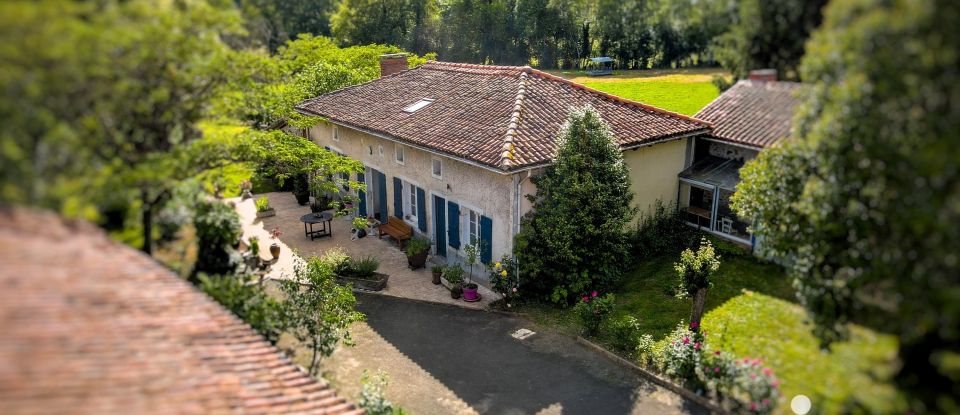 Longère 5 pièces de 200 m² à Mouzon (16310)