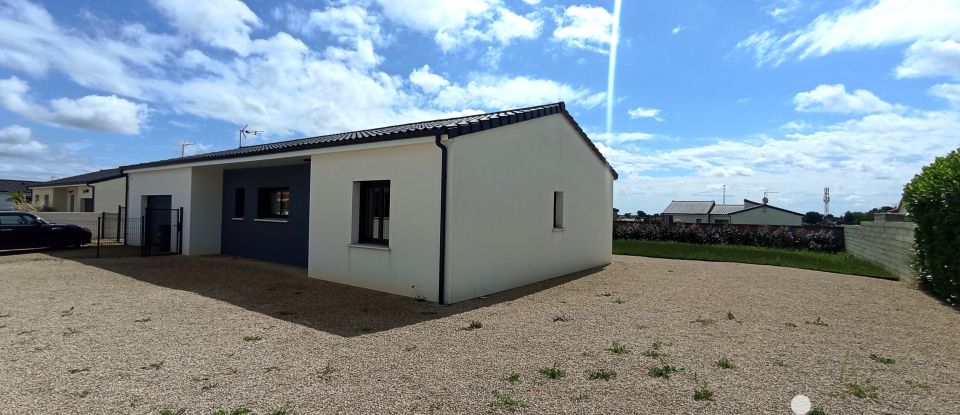 House 4 rooms of 104 m² in Neuville-de-Poitou (86170)