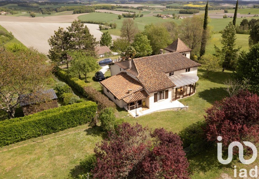 Maison 9 pièces de 232 m² à Châtignac (16480)