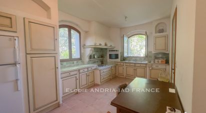 House 8 rooms of 180 m² in Nans-les-Pins (83860)