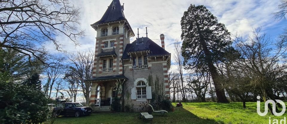 Manoir 9 pièces de 368 m² à Ferrière-sur-Beaulieu (37600)