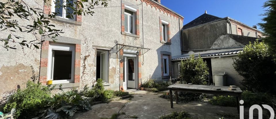 Maison 6 pièces de 181 m² à Argentonnay (79300)