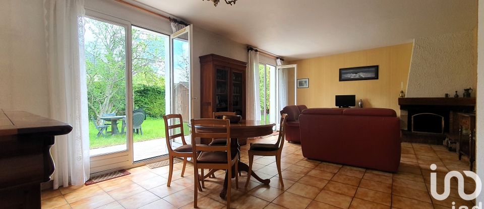 Traditional house 5 rooms of 90 m² in Coignières (78310)