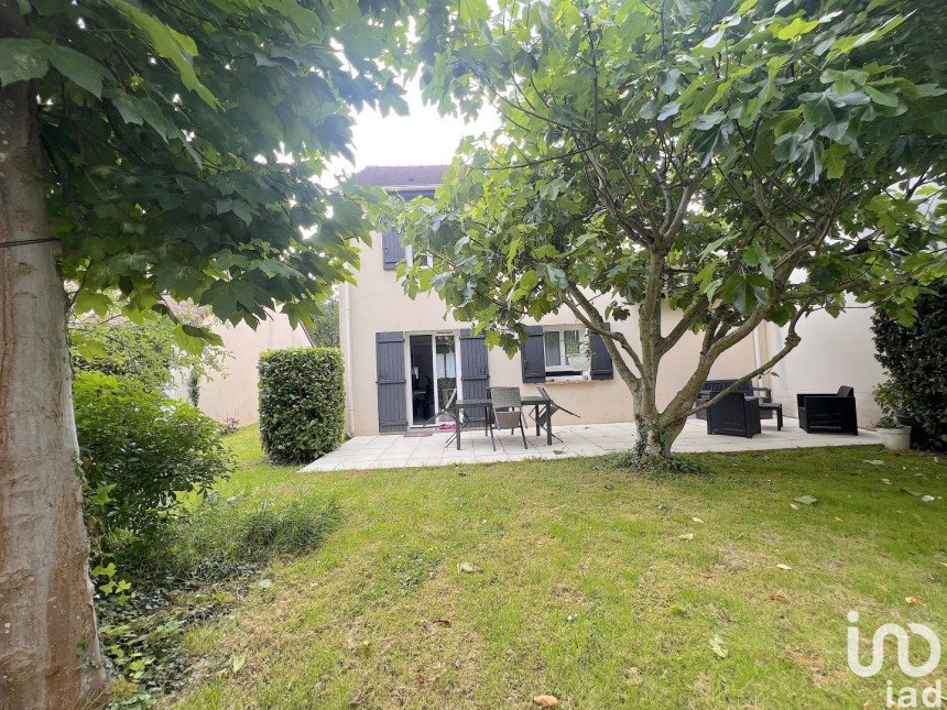 House 6 rooms of 105 m² in Marolles-en-Brie (94440)