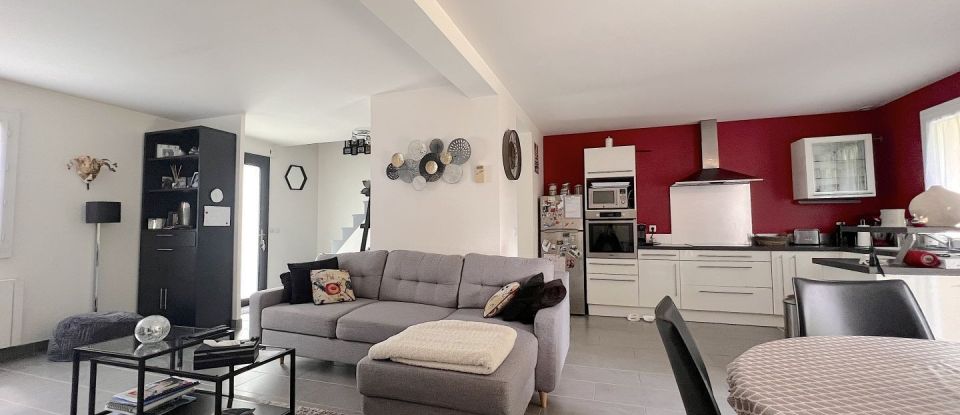 House 6 rooms of 105 m² in Marolles-en-Brie (94440)