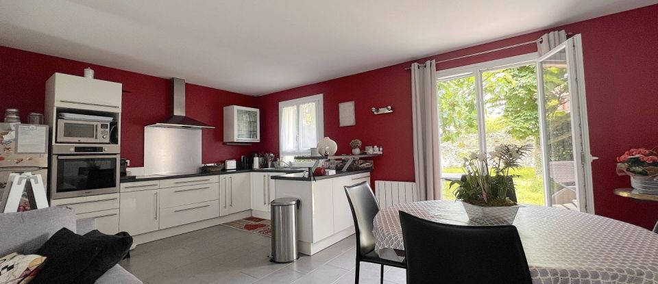 House 6 rooms of 105 m² in Marolles-en-Brie (94440)