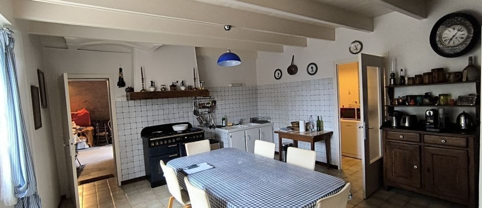 House 5 rooms of 216 m² in Château-Garnier (86350)