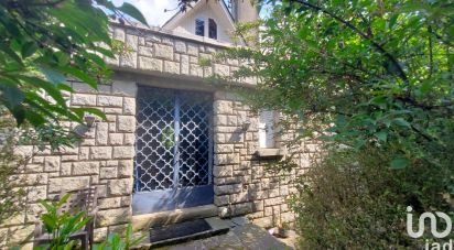 House 7 rooms of 142 m² in Le Vigean (15200)