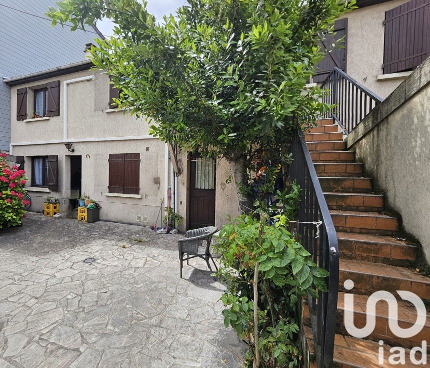 Building in La Courneuve (93120) of 127 m²