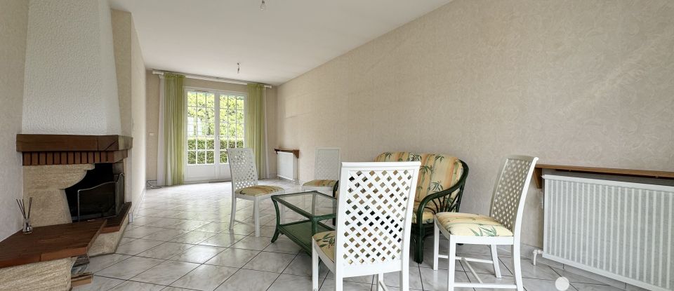 Traditional house 6 rooms of 125 m² in Marolles-en-Hurepoix (91630)