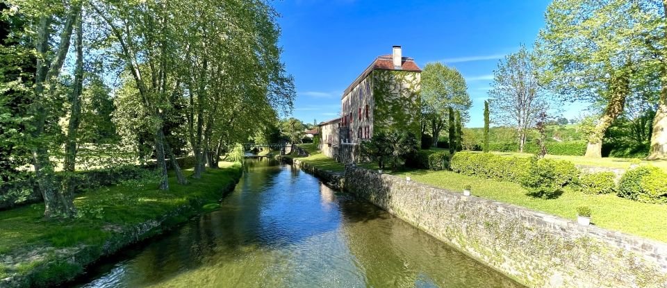 Castle 25 rooms of 1,500 m² in Saint-Palais (64120)