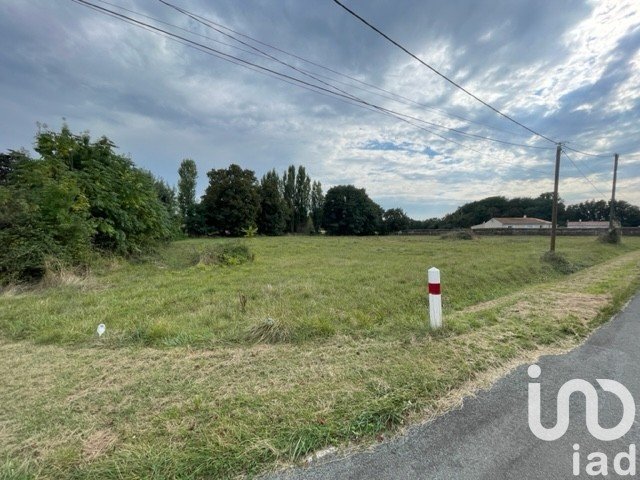 Land of 850 m² in La Clisse (17600)