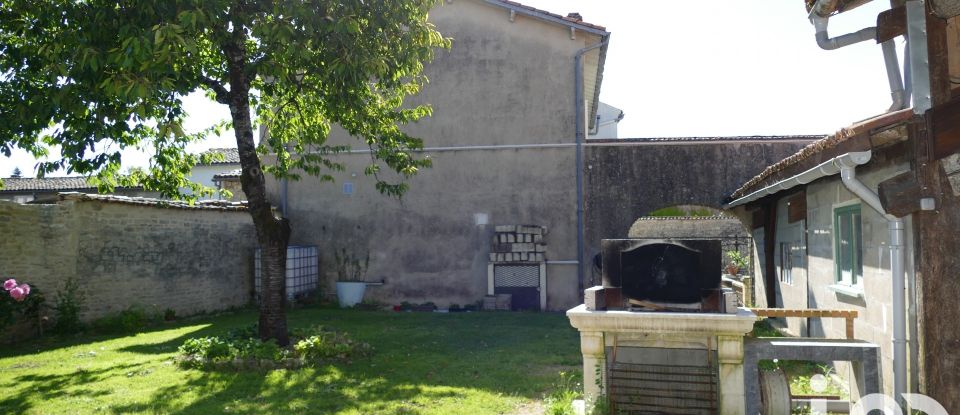 House 6 rooms of 145 m² in Villefagnan (16240)