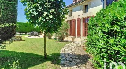 House 5 rooms of 215 m² in Genouillé (17430)